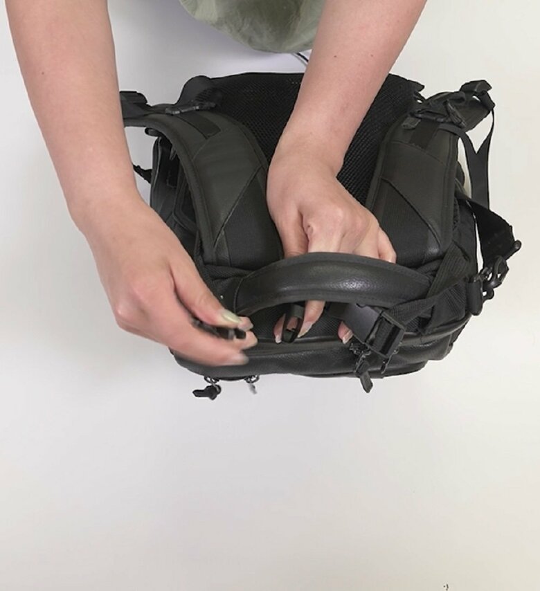 反対側のショルダーストラップの上部分もとめる