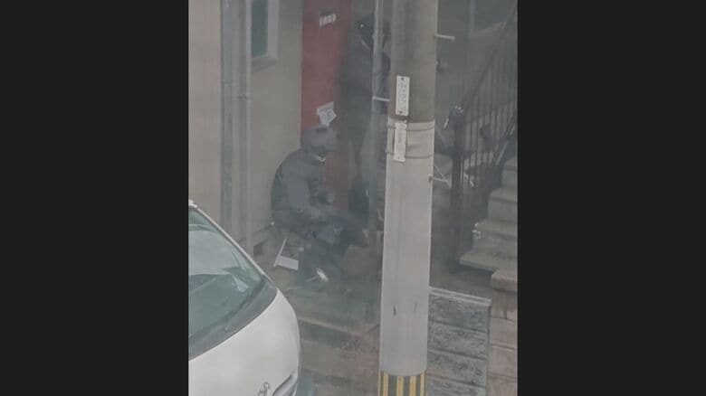 突入待機する福岡県警「特殊班」隊員（12月19日 北九州市）