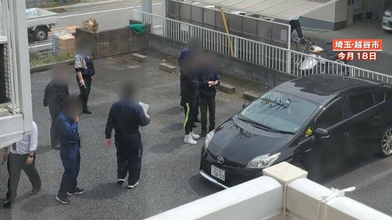 平山容疑者のものとみられる車の周辺に数人の警察官らしき人
