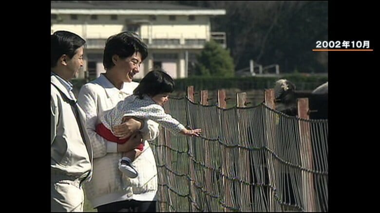 牧場の牛に興味を持たれたのか、身を乗り出す愛子さま