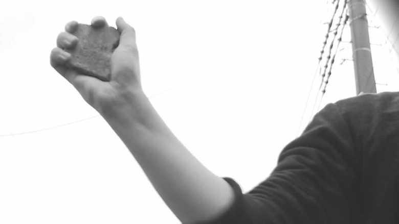 「通学途中に石で男に殴られた」顔を隠した男が小学生“襲撃”...周辺住民が厳戒態勢に