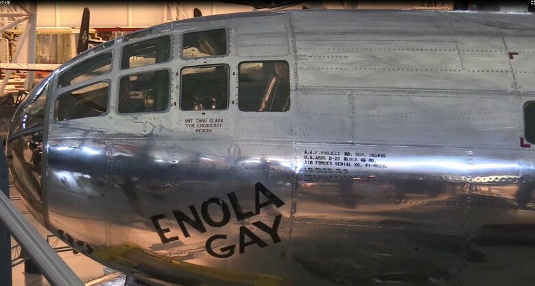 アメリカ国立航空宇宙博物館の別館に展示されるB-29「エノラ・ゲイ」