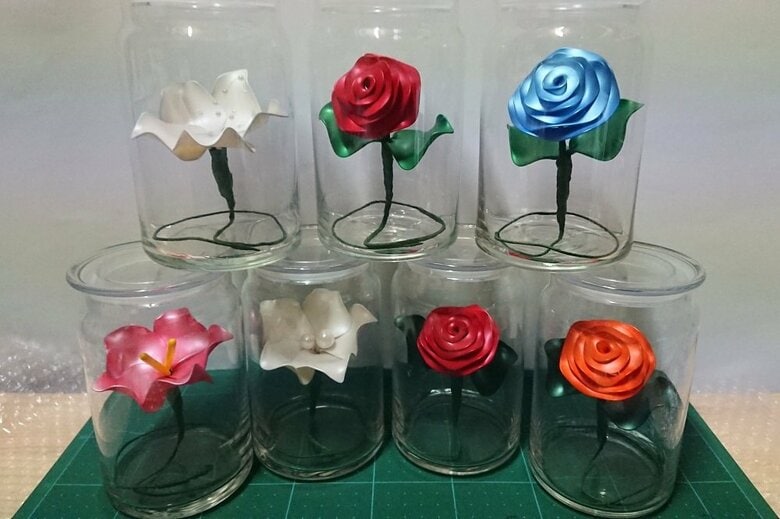 赤バラだけでなく他の花もある　「名も無き旅路の花」シリーズ