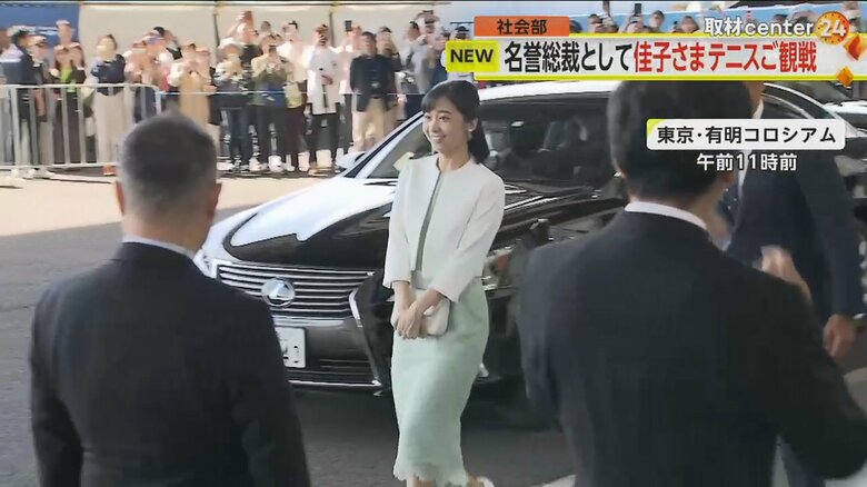 淡いグリーンのワンピースに白いジャケットの装いで現れた佳子さま