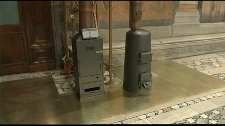 投票用紙を燃やすストーブと煙突