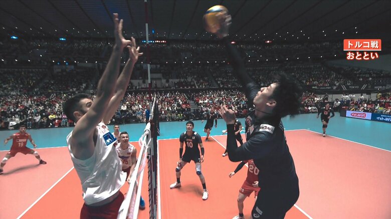 相手のブロックを巧みにかわして得点を決める石川祐希選手