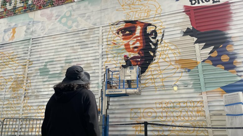 リフトを使い、女性の左目から描き始める