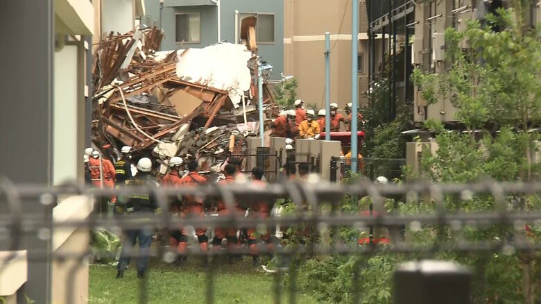 1日午前8時過ぎの現場 撤去と確認作業が進められている
