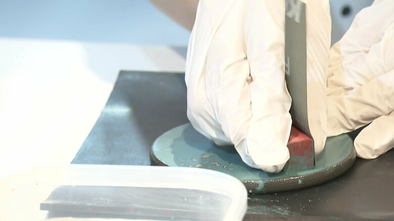 津軽塗を体験される佳子さま