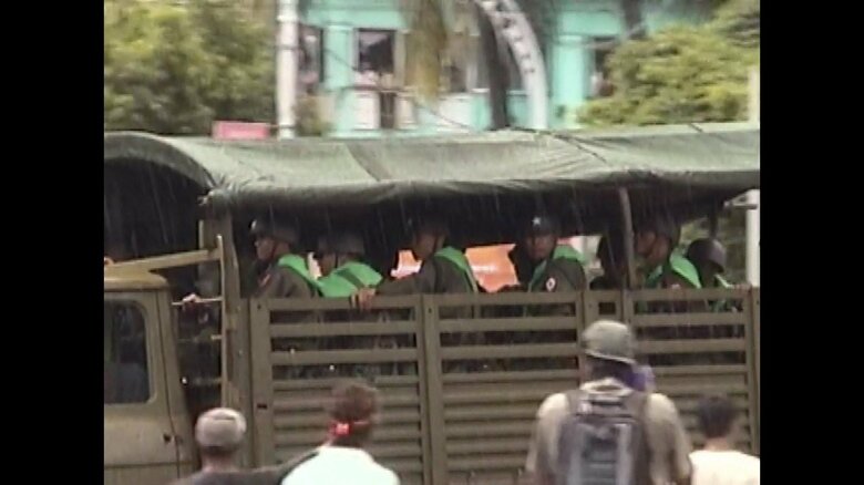 治安部隊を乗せたトラックが現場に到着すると状況は一変…