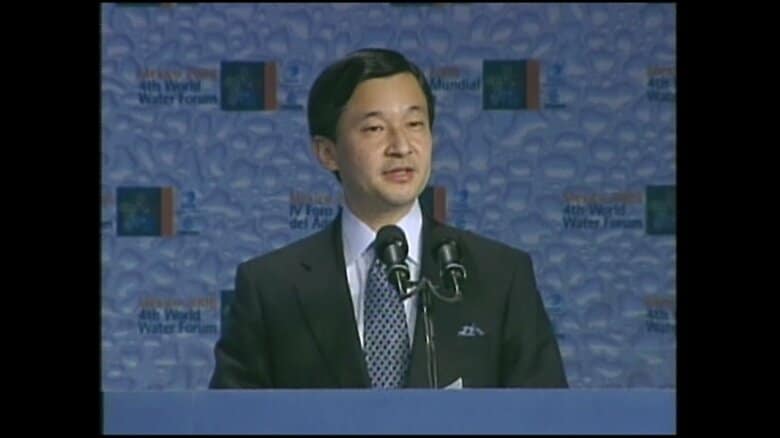 開会式でおことばを述べられる皇太子さま