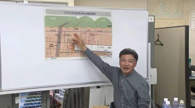 持論を説明する難波市長