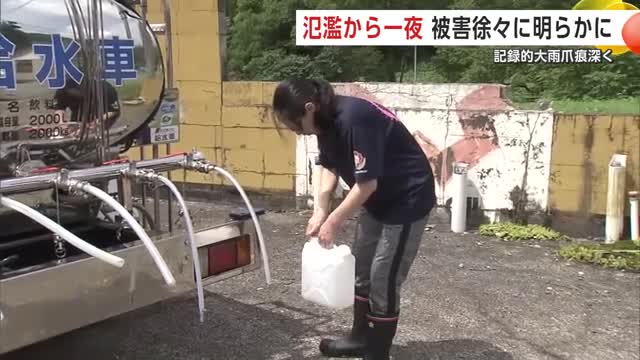 給水車から水をくむ地区住民