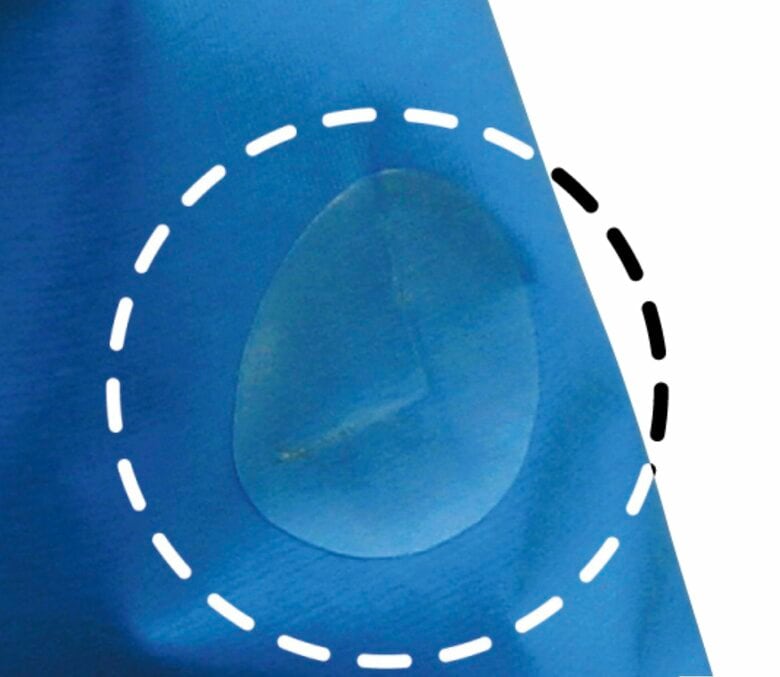 市販の補修シートで応急処置するのも効果的（提供：株式会社モンベル）