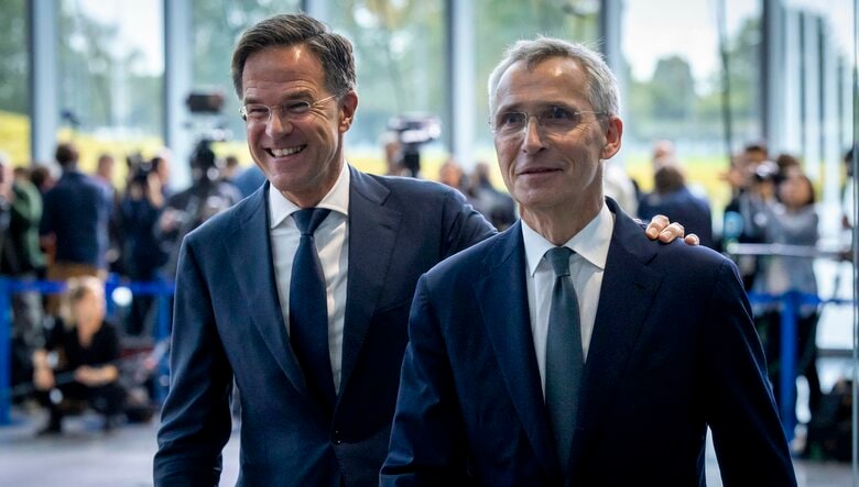 新事務総長ルッテ氏（左）と前任ストルテンベルグ氏