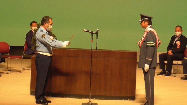 歌手の山川豊さんが、向島警察署の一日署長を務めた