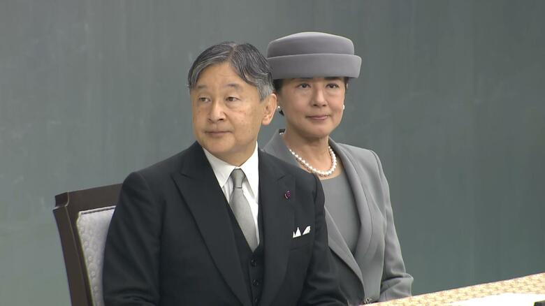 遺族代表の追悼の辞に耳を傾けられる天皇皇后両陛下