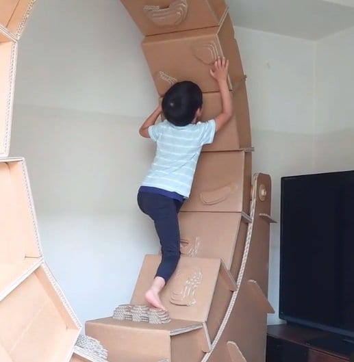 体重移動でグルグル回る「無限式ボルダリングコース」