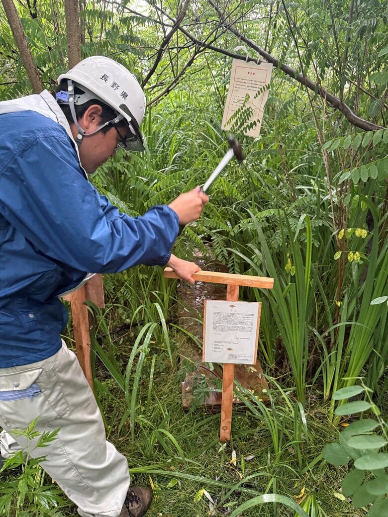 公告書を設置する県の職員　6月26日　提供：長野県諏訪建設事務所