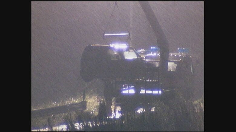 遺体を載せた軽自動車