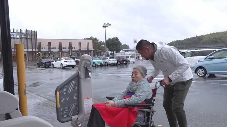 介護する「トラベルケアふくおか」清水正樹代表