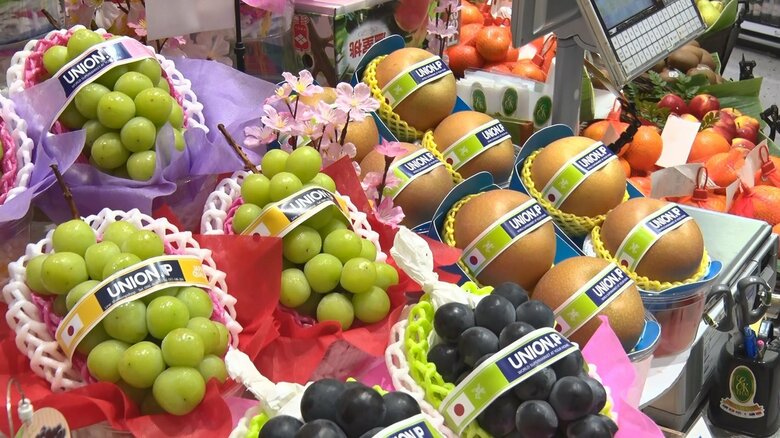 バンコク市内のショッピングモールで販売される日本産の高級フルーツ