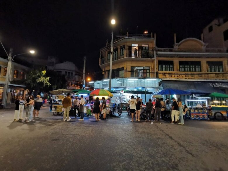 カオサン通りを少し離れた一画に並ぶ屋台。 夜中でも腹を満たせる。