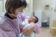 「分娩時のマスク着用」が物議…なぜ必要?危険はない?日本産科婦人科学会に聞いた