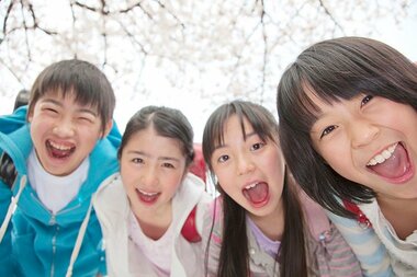 【調査結果】2023年に小中学生がよく使った言葉1位は「それな」2位には「なぁぜなぁぜ」、よく耳にした音楽1位は「アイドル」(YOASOBI)