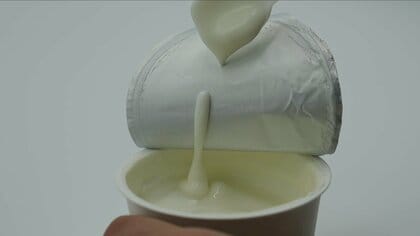 フタの裏にヨーグルトがつかないのは「ハスの葉」が関係していた！？10年悩んだ末に“神頼み”…開発秘話を聞いた