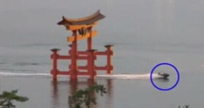 危ない！ 宮島・大鳥居の下を水上バイクが高速で通航　マナー違反だが“罰則なし”　危険行為を抑止する条例が必要？