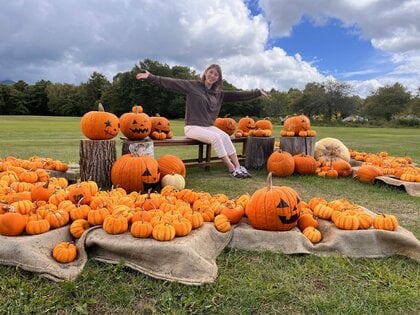 「ハロウィンの聖地」目指す八ヶ岳山麓　“写真映えスポット”が観光客に人気　大学校の学生が育てた1万3000個のカボチャ　暑さと大雨乗り越え収穫　茅野市内50カ所に配布し地域一体で盛り上げへ