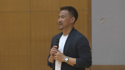 「世界に挑戦して」元サッカー日本代表・岡崎慎司さんが中学生に夢を語る「日本代表の監督になってW杯に出たい」　現在は「シント・トロイデン」（ベルギー）のアンバサダー