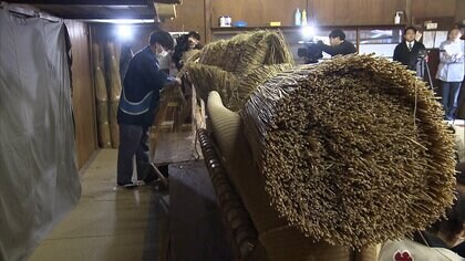 成田山新勝寺で「大しめ縄づくり」公開…特別注文のわら約6000束調達し2カ月で完成へ　境内の大本堂前に12月25日設置