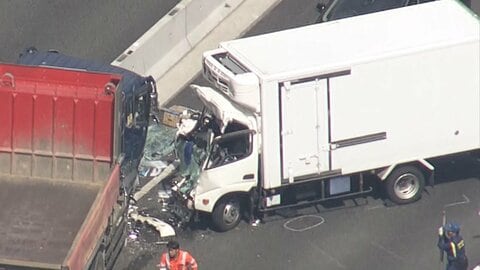 ダンプとトラックが正面衝突　逆走したダンプカーが突っ込んだか　トラックの運転手1人が死亡　福岡
