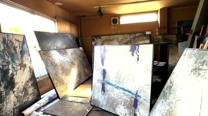 アトリエに遺された大量の絵画