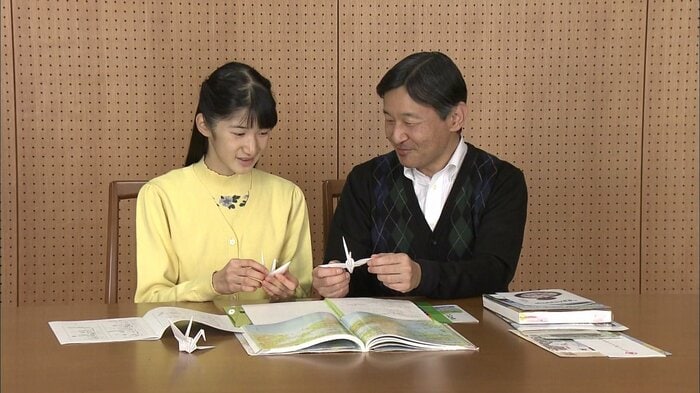 折り鶴を手に談笑される