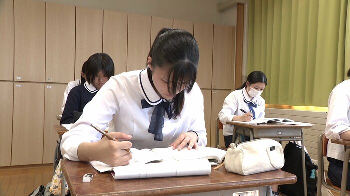 生物系の研究者を目指して受験勉強に励む嵯峨さん