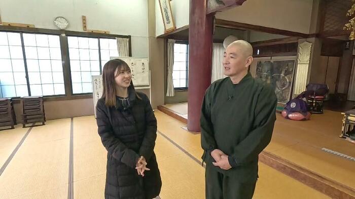 左)テレビ静岡・大森アナ 右)松平西福寺・川村良元さん