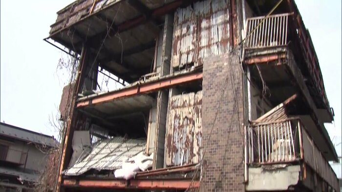 老朽化が進み外壁も崩れ部屋の中が見えている…。