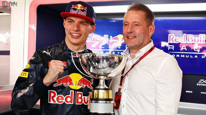 2016年スペインで最年少優勝。父のヨス（右）と