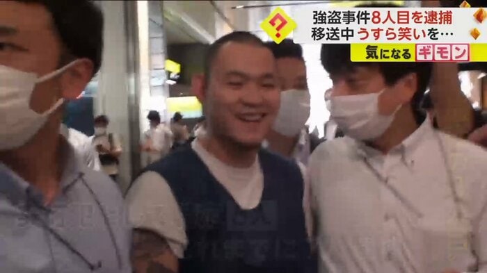 永田容疑者はうすら笑いを浮かべる