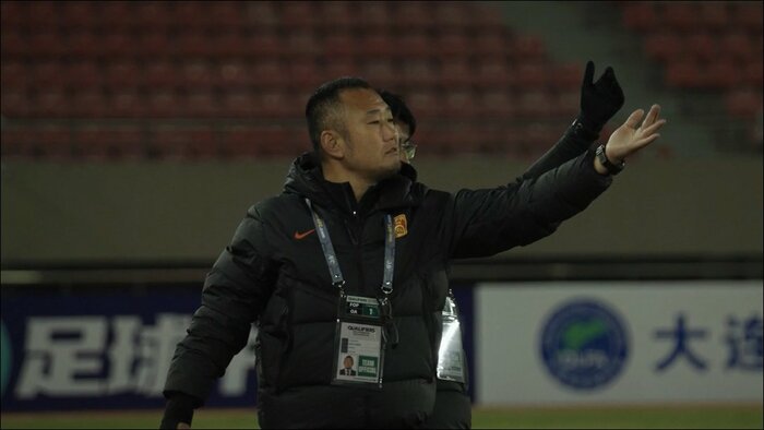 試合中、選手に指示を出す上村監督(提供:中国サッカー協会)