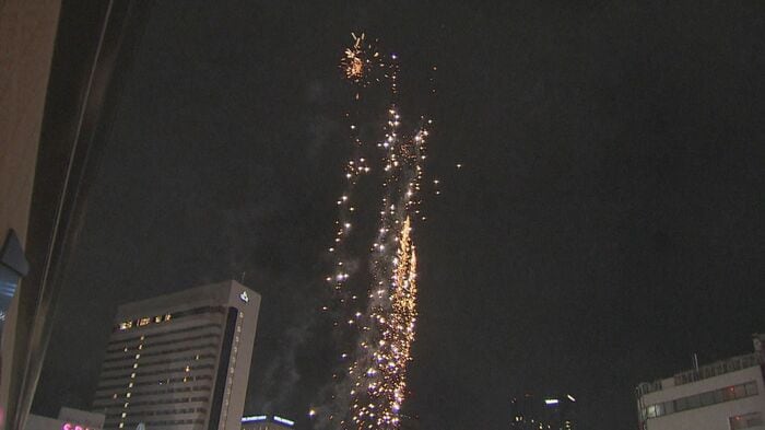 ハロウィーン当日 仙台駅では 多くの人が行き交う中で ほかにも花火が打ちあがっていた