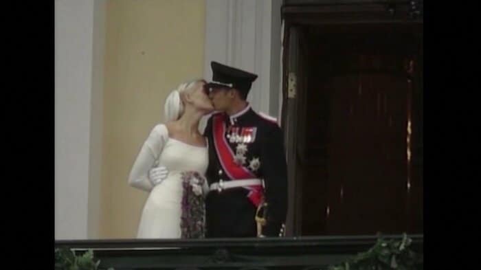 長男マリウス氏を連れて母親メッテ=マリット皇太子妃がホーコン皇太子と結婚(2001年)