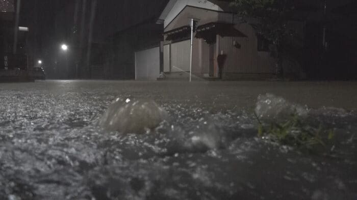 水深15センチ程度で走行に危険が生じる（8月29日深夜撮影）