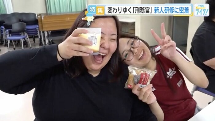 寮で一緒に過ごす釘本梨子さん（左）と河野はるかさん（右）