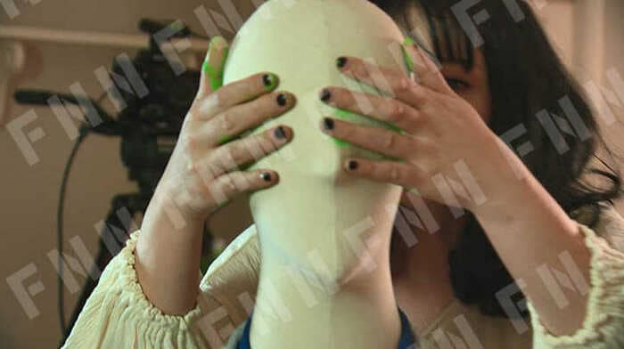 マネキンを使って当日の「イタズラ」を再現するフオンさん