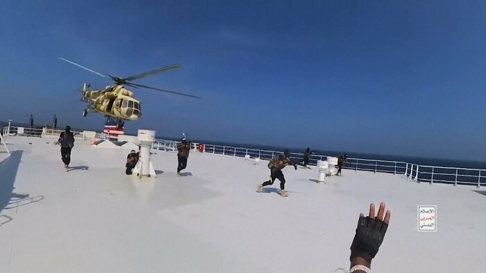 甲板に降り立つフーシ派の戦闘員ら(フーシ派が20日に公開した映像より)