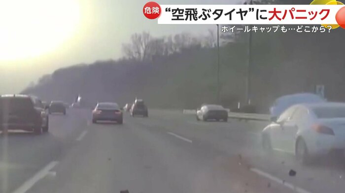 白い車（右）のボンネットがめくれ上がる（提供：ハン・ムンチョルTV）